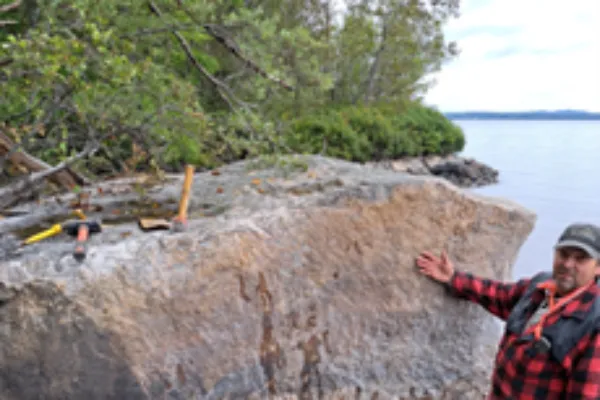 Floating Boulder on New Claims | Medaro Acquires Additional Claims at Lac La Motte in Quebec and Discovers High Grade Lithium Samples